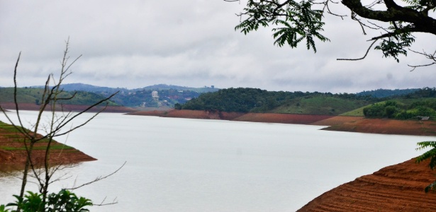 A região da represa Jaguari-Jacareí, do Cantareira, amanheceu com tempo nublado