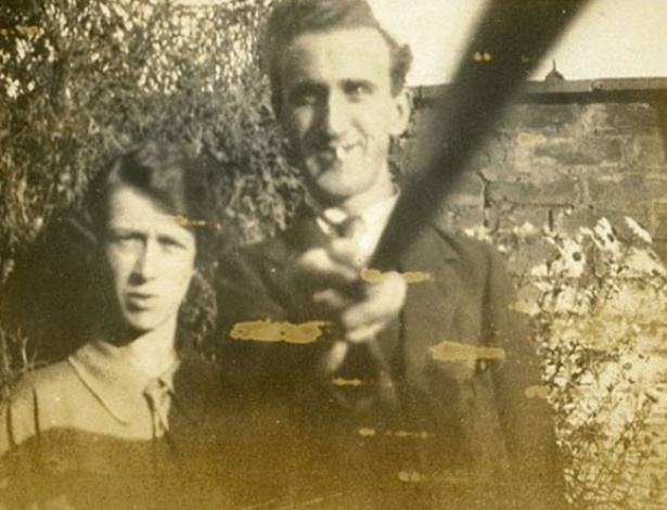 Selfie tirada com bastão em 1926 pelo britânico Arnold Hogg