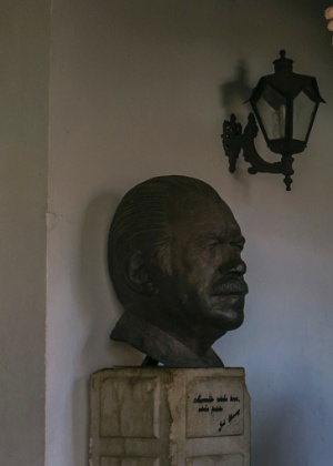 Busto de José Sarney é exibido na entrada de uma mostra --financiada pelo governo do Maranhão-- sobre a vida do ex-presidente