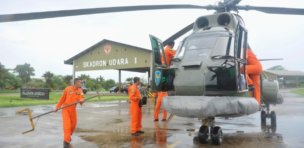 Equipes de busca e resgate da Indonésia tentavam localizar sinais do avião da AirAsia