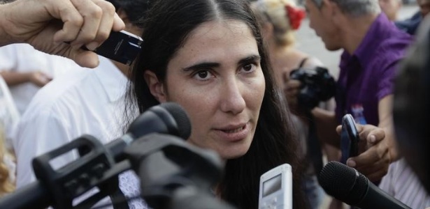 Ativista cubana Yoani Sánchez diz que seu marido e outro dissidente foram <b>...</b> - cubas-best-known-dissident-blogger-yoani-sanchez-speaks-to-reporters-outside-havanas-jose-marti-international-airport-1419970665064_615x300