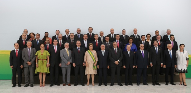 Dilma Rousseff é acompanhada de seus 39 ministros em foto oficial durante a posse