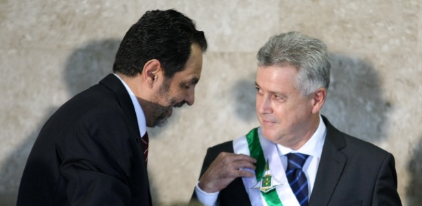 1º.jan.2015 - O ex-governador Agnelo Queiroz (esquerda) passa a faixa para o governador eleito do Distrito Federal, Rodrigo Rollemberg (PSB), em cerimônia de posse 