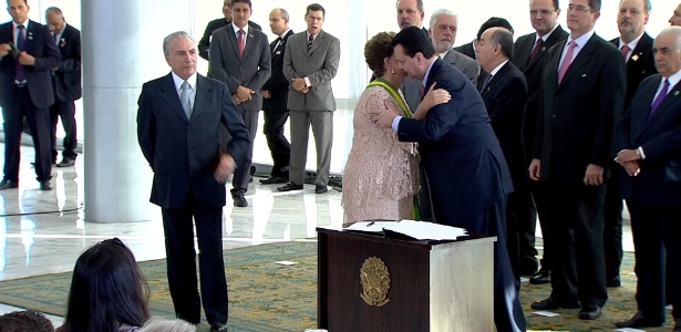 O ministro das Cidades, Gilberto Kassab, cumprimenta Dilma Rousseff ao ser empossado em cerimônia no Palácio do Planalto, em Brasília 