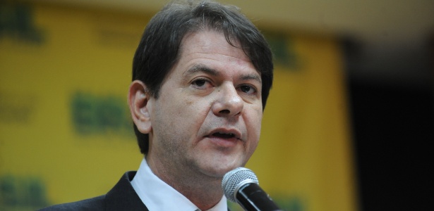 2.jan.2015 - O novo ministro da Educação, Cid Gomes, recebe o cargo de seu antecessor, Henrique Paim, em solenidade no ministério