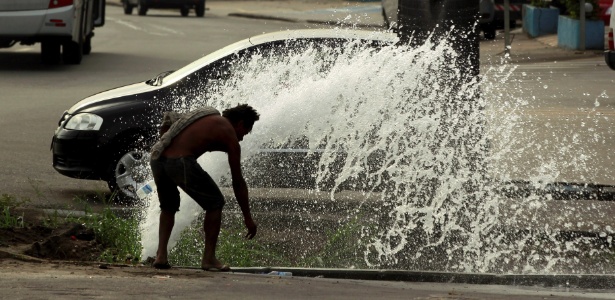 Em janeiro, um cano se rompeu e provou um vazamento de água na avenida Brasil, na Penha