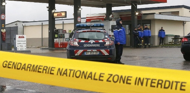 Faixa isola posto de gasolina em Villers-Cotterets, a nordeste de Paris, onde os suspeitos do ataque contra a revista 'Charlie Hebdo' foram vistos em um carro