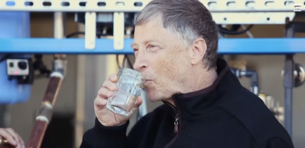 Bill Gates, fundador da Microsoft, bebe água potável de máquina que transforma dejetos humanos em água limpa e energia elétrica