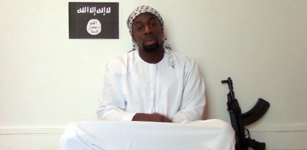 AFP Imagem retirada de vídeo divulgado por islamitas mostra um homem que alega ser Amedy Coulibaly