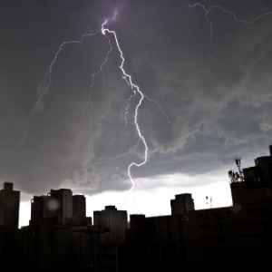 12.jan.2015 - Chuva forte com muitos raios atinge a região do Ibirapuera, na zona sul da capital paulista; durante verão, tempestades atingem várias áreas do país