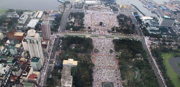 Entre seis e sete milhões de pessoas assistiram à missa que o papa Francisco celebrou no parque Rizal de Manila