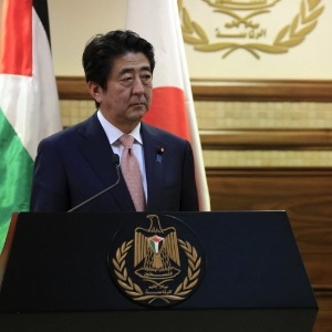 20.jan.2015 - O primeiro-ministro japonês, Shinzo Abe (à esquerda), concede entrevista aos jornalistas acompanhado pelo presidente palestino, Mahmoud Abbas, na cidade de Ramallah, na Cisjordânia, nesta terça-feira (20). Segundo fontes do governo japonês, Abe cancelou parte de sua viagem ao Oriente Médio por conta dos dois reféns japoneses que foram ameaçados de morte pelo Estado islâmico. O grupo terrorista pediu US$ 200 milhões para libertar os reféns