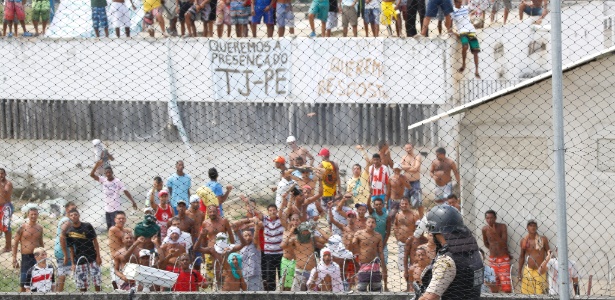 Rebelião no presídio Frei Damião no Complexo do Curado, em Recife, em janeiro deste ano: em PE, uma unidade com capacidade para 100 pessoas é ocupada, em média, por 265