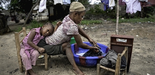 Jestina Koko, 25, vive na Libéria e não anda desde os três anos. Ela se arrasta com a ajuda dos braços e mãos. Koko se sustenta lavando roupas, vendendo biscoitos caseiros e com esmolas. Ela tem esperança de que sua filha, Satta, frequente uma escola. A fotógrafa Renée C. Byer, ganhadora do prêmio Pulitzer, viajou para dez países em quatro continentes para documentar o cotidiano de pessoas que sobrevivem com apenas US$ 1 por dia