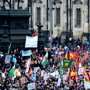 Simpatizantes do movimento anti-islâmico Pegida (Patriotas Europeus Contra a Islamização do Ocidente) se reúnem em protesto na praça do Teatro, em Dresden, Alemanha