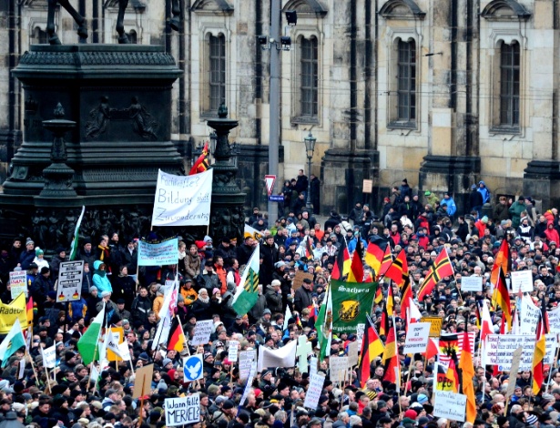 Simpatizantes do movimento Pegida protestam na praça do Teatro, em Dresden