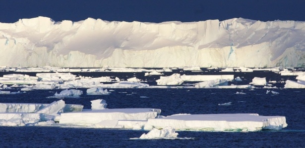  Uma foto sem data definida, divulgada em janeiro de 2015 mostra a maior geleira da Antártida Oriental, que pela primeira vez se encontrou com águas quentes e começou a se derreter