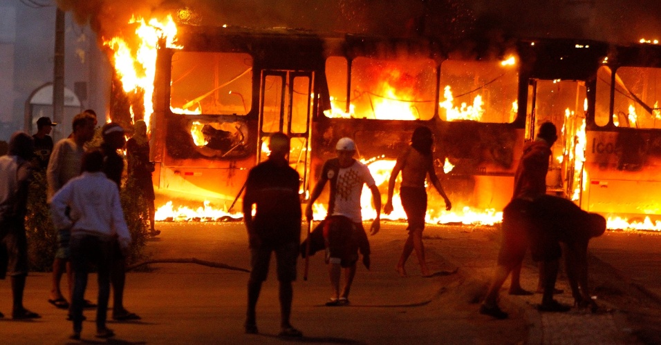 27.jan.2015 - Moradores de Nova Canaã, na rodovia Mário Covas, em