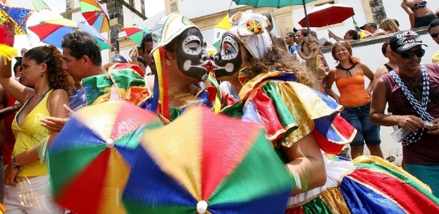 Casal fantasiado se beija durante desfile do bloco Bacalhau do Batata, em Olinda (PE); diminuir a variedade de parceiros contribui para evitar contaminação