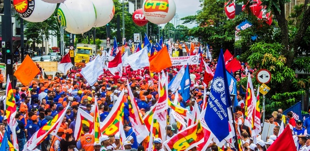 Manifestantes da CUT e de outras centrais sindicais realizaram caminhada pela avenida Paulista, em São Paulo, no dia 28