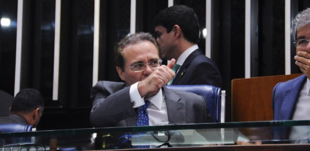 O presidente do Senado, Renan Calheiros (PMDB-AL), faz sinal de positivo durante a solenidade de posse dos 27 novos senadores