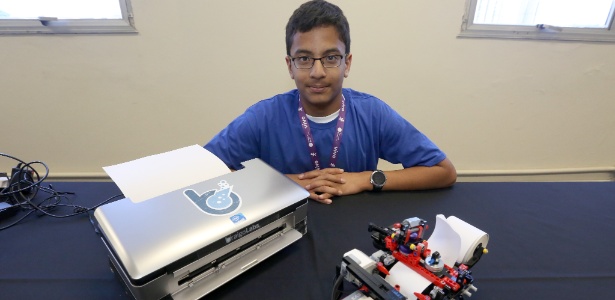 Shubham Banerjee, 13, desenvolveu uma impressora braile; na imagem, ele posa com a primeira versão do dispositivo feita de Lego e outra que é um protótipo que deve ser comercializada ainda neste ano