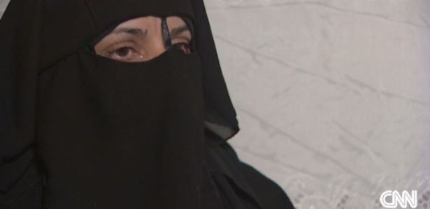 Hanan, 26, dá depoimento à "CNN"; ela foi obrigada a se casar com guerrilheiro do EI