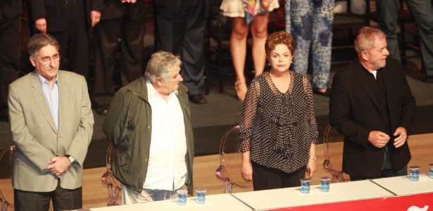 Governador de Minas Gerais, Fernando Pimentel, o presidente do Uruguai, Pepe Mujica, a presidente Dilma Rousseff e o ex-presidente Luiz Inácio Lula da Silva participam da comemoração aos 35 anos de fundação do PT