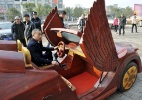 Chinês gasta US$ 16 mil para construir carro de madeira que anda a 30 km/h (Foto: Reuters)