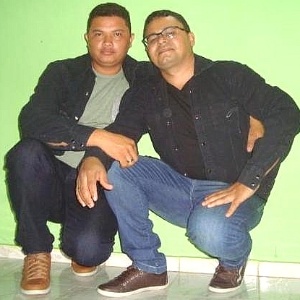 Casal Antonio Claudemir Marcolino Macedo, 34, e Francisco Fabio Castro, 33, que diz ter tido a casa apedrejada em Itatira (CE)