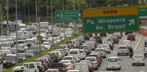 A explicação principal para o aumento da poluição é o maior número de carros nas ruas