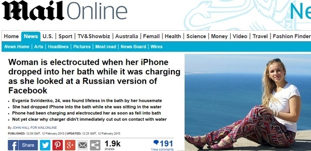 A jovem estava consultando a rede social quando o celular, que estava conectado ao carregador, cai na banheira