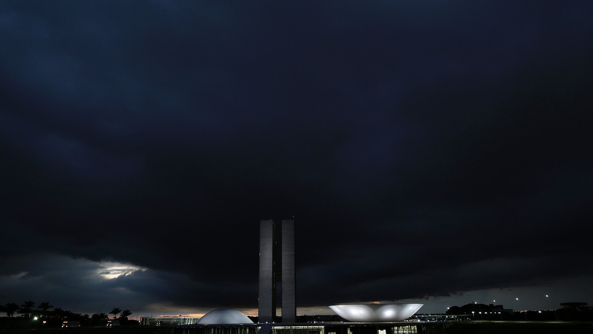 http://imguol.com/c/noticias/2015/02/13/vista-do-predio-do-congresso-nacional-em-brasilia-1423856017497_1920x1080.jpg