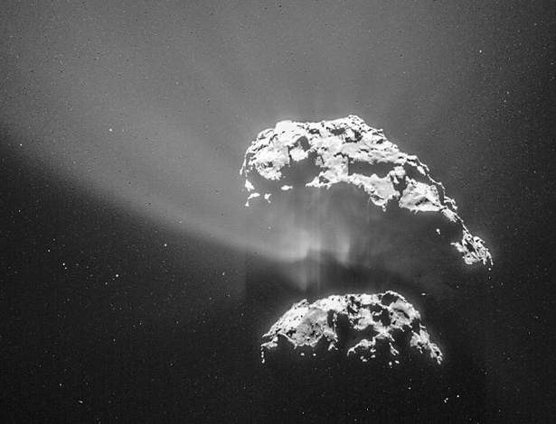 Imagem feita em 9 de fevereiro pela câmera de navegação da sonda Rosetta capta imagem do cometa 67P-Churyumov-Gerasimenko a uma distância de 105 quilômetros, mostrando parte do núcleo encoberto por jatos de poeira e gás. A imagem foi divulgada no dia 14 de fevereiro