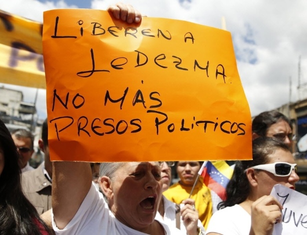 "Libertem Ledezma. Não mais presos políticos", diz o cartaz da venezuelana