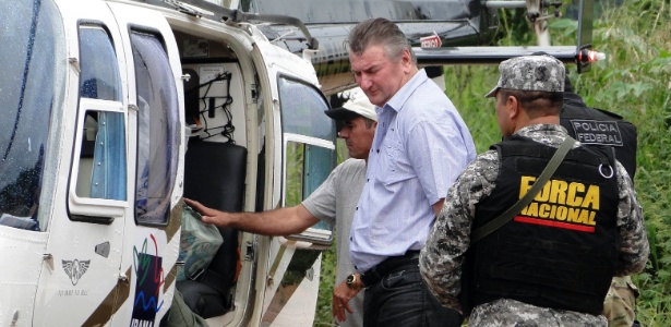 Ezequiel Antônio Castanha (centro), acusado de liderar uma quadrilha que desmatou milhares de quilômetros quadrados de floresta amazônica, é preso em operação conjunta do Ibama, da Polícia Federal e com apoio da Força de Segurança Nacional