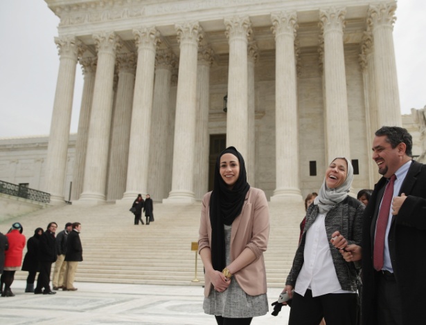 Samantha Elauf (centro) ao lado da mãe, Majda, deixa a Suprema Corte na última quarta