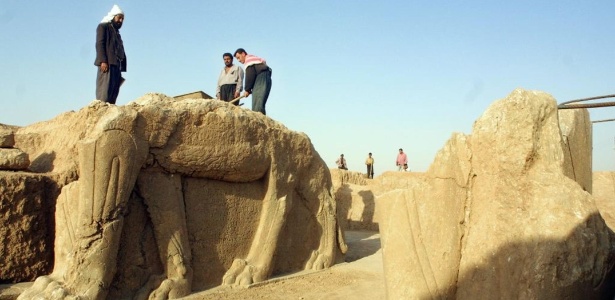 Registro de 17 de julho de 2001 mostra iraquianos trabalhando no sítio arqueológico de Nimrud, a 35 km de Mosul, no Iraque