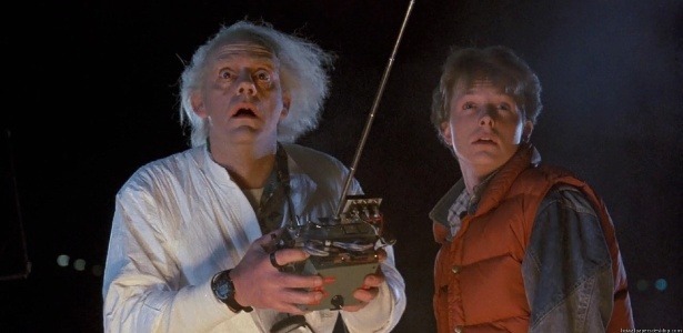 Cena do filme "De Volta para o Futuro", em que um adolescente vivido por Michael J. Fox viaja no tempo, graças à invenção do cientista interpretado por Christopher Lloyd