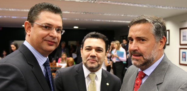 O deputado Paulo Pimenta (à dir.), que foi eleito presidente da Comissão, ao lado de Marcos Feliciano (centro) e Sóstenes Cavalcante
