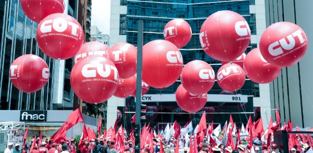 Manifestantes protestam em frente à sede da Petrobras na avenida Paulista - Fernando Nascimento/Sigmapress/Estadão Conteúdo