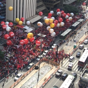 Centrais sindicais fazem protesto na Paulista