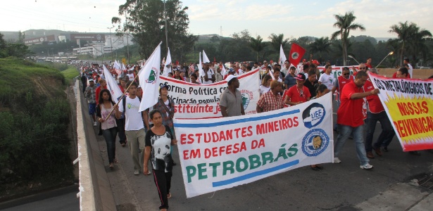 Mil pessoas já protestam em MG; Fernão Dias foi fechada - João Leus/O Tempo/Estadão Conteúdo