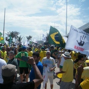 John Cutrim Em São Luís, manifestantes cantam Hino Nacional e pedem mudança - John Cutrim