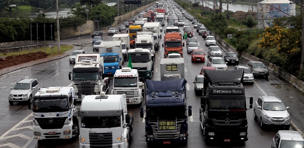Rafael Arbex/Estadão Conteúdo SP: Caminhoneiros protestam na marginal Pinheiros - Rafael Arbex/Estadão Conteúdo