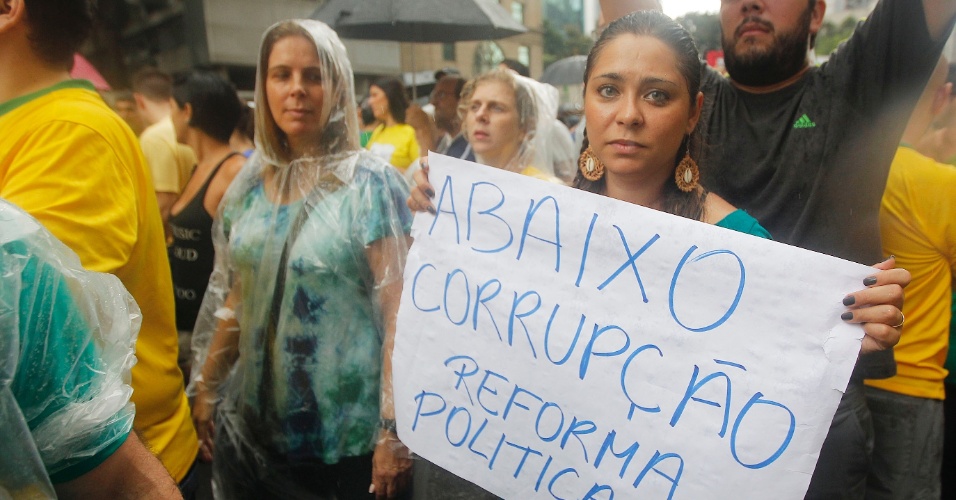 O que dizem os cartazes dos protestos de 15 de março Fotos UOL