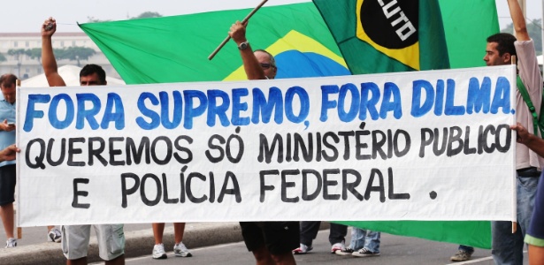 Manifestantes pedem fim do STF em protesto no Rio - Júlio César Guimarães/UOL
