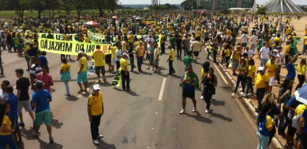 Edgard Matsuki/UOL Em Brasília, carros de som proíbem vermelho e bandeiras de partidos - Edgard Matsuki/UOL