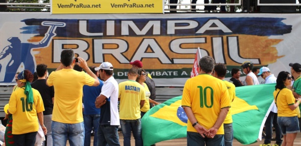 Manifestantes usam camisa da seleção brasileira em Brasília - Charles Sholl/Futura Press/Estadão Conteúdo 