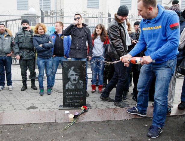 Militantes ucranianos depositaram uma lápide de Vladimir Putin, representado como Adolf Hitler, na frente da embaixada da Rússia em Kiev